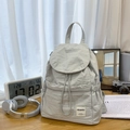 Sac à dos en nylon gris clair avec cordon de serrage, rabat et texture froissée - Gris clair