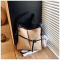 Détail du sac beige avec texture plissée effet roche et bandoulière noire contrastante - Avec Pendentif / Kaki