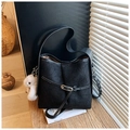 Détail du sac bandoulière noir plissé avec boucle dorée et breloque lapin en peluche - Avec Pendentif / Noir