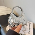 Silberne Mini-Mond-Abendtasche mit geometrischer Textur und Metall-Kettenriemen - Silber