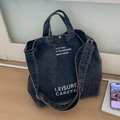 Borsa tote in denim blu scuro con scritte artistiche bianche e tracolla regolabile - Nero