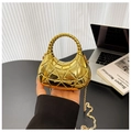 Goldene Mini-Abendtasche in Halbmondform mit geometrischem Muster und Perlengriff - Gold