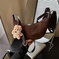 Sac demi-lune en daim marron foncé avec bandoulière réglable et breloque petit chien - Café avec Pendentif