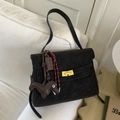 Borsa Kelly vintage nera opaca satinata con fibbia dorata e ciondolo bassotto - Caffè con Ciondolo