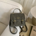 Vintage grauer Lederrucksack mit Doppel-Schnallen und verstellbarem Schultergurt - Grün (Ohne Anhänger)