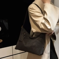 Ρετρό σοκολατί δερμάτινη τσάντα ώμου hobo για γυναίκες σε κομψή εμφάνιση γραφείου - Καφέ