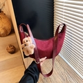 Sac bandoulière demi-lune rouge foncé en daim avec un charmant pendentif d'ours - Rouge Vin Avec Pendentif