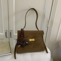 Borsa a tracolla marrone in finta pelle scamosciata con chiusura dorata e ciondolo bassotto - Caramello (Con Ciondolo)