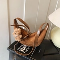 Sac demi-lune en daim marron avec pendentif ours en peluche et bandoulière - Marron avec pendentif