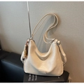 Detail der Hobo-Tasche mit verstellbarem Riemen und buntem Holzperlen-Anhänger-Charm - Cremeweiß