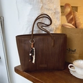Bolso tote marrón oscuro con textura trenzada, colgante de cuentas y asas largas - Marrón