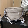 Bolso tipo cubo minimalista caqui en nailon acolchado con detalle de nudo de cuerda - Gris