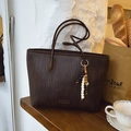 Bolso tote de tejido marrón oscuro con colgante bohemio y correas finas - Marrón