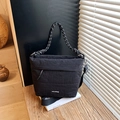 Bolso bandolera minimalista de nailon negro acolchado con asa de cuerda y correa ancha - Negro