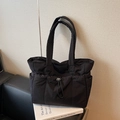 Bolso tote acolchado negro de nailon con bolsillo de cordón y gran capacidad interior - Negro