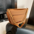 Bolso tipo cubo de nailon acolchado en camello con asa de cuerda y correa de tela ancha - Marrón