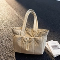 Bolso tote beige acolchado grande con bolsillo de cordón bajo la luz del sol - Blanco Roto