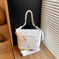 Bolso saco acolchado blanco con correa ancha ajustable y detalle de asa de cuerda - Blanco