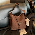 Sac fourre-tout plissé marron foncé avec lanières en cuir et breloque en peluche - Avec Pendentif / Marron