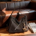 Borsa hobo in pelle testa di moro con cuciture bianche a contrasto e ciondoli decorativi - Caffè con Ciondolo