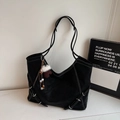 Grande borsa tote nera con cuciture a contrasto bianche e ciondolo decorativo - Con Ciondolo / Nero