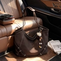 Borsa Hobo marrone caffè con cuciture a contrasto bianche e un ciondolo a nappa - Con Ciondolo / Marrone
