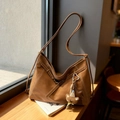 Borsa hobo marrone capiente minimalista con ciondolo a orsetto e cuciture a contrasto - Marrone con ciondolo