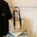 Borsa tote chic in camoscio kaki con cinturini neri e dettaglio nappa elegante - Cachi