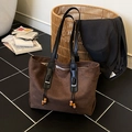 Borsa tote in camoscio marrone scuro con coulisse in rilievo e manici neri sottili - Marrone