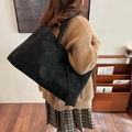 Grande borsa tote nera in pelle scamosciata con spalline sottili e nappa decorativa - 46x25x13cm / Nero