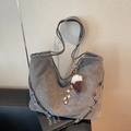 Grande borsa tote grigia opaca da donna con ciondoli decorativi e doppie tracolle lunghe - Con Ciondolo / Grigio