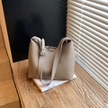 Secchiello taupe minimalista in pelle martellata con tracolla regolabile argento - Grigio