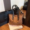 Borsa tote in camoscio marrone con manici neri e nappe con perline per donna - Marrone