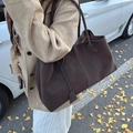 Borsa tote grande in pelle opaca marrone mocha con spalline lunghe per look autunnale - Marrone