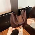 Grande borsa tote in pelle martellata testa di moro con fibbie in argento regolabili - Marrone