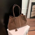 Grande borsa tote in pelle scamosciata marrone con cuciture minimal e ciondolo - Marrone