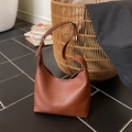 Borsa hobo minimalista marrone scuro in pelle testurizzata con tracolla regolabile - Marrone