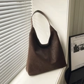 Minimalistische donkerbruine matte leren schoudertas met een retro driehoekige vorm - koffiekleur