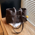 Sac cabas en cuir marron foncé avec lanières décoratives et pompons en peluche - Café (Avec Pendentif)