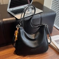 Minimalistische schwarze Hobo-Tasche mit glänzendem Finish und Holzperlen-Dekor - Schwarz