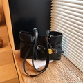 Sac fourre-tout noir classique en cuir avec boucle argentée et pompon décoratif - Noir (Avec Pendentif)