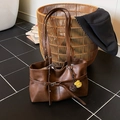 Grand sac cabas marron en cuir texturé avec un pendentif fleur coloré - Marron (Avec Pendentif)