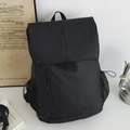 Elegante zaino da trekking nero con finitura opaca impermeabile e chiusura con fibbia - Nero