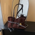 Sac cabas en daim marron avec détails de lanières en cuir et charme en peluche doux - Café Givré (Avec Pendentif)