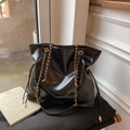 Sac fourre-tout rétro noir brillant avec chaîne dorée et détail de cordon - Noir