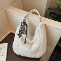 Bolso hobo de peluche beige con asa de cuero y colgantes decorativos en color marrón - Con Colgante / Blanco
