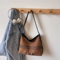 Braune Wildleder-Tragetasche mit AHE-Stickerei und schwarzem Lederriemen im Vintage-Stil - Dunkelbraun Ohne Anhänger