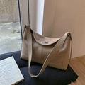 Borsa sottobraccio minimalista in pelle scamosciata beige con chiusura argentata - Cachi