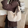 Bolso tote de felpa beige para mujer con colgantes marrones para el otoño e invierno - Con Colgante / Albaricoque