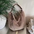 Bolso de hombro grande de peluche marrón claro con asa de cuero y piel sintética - Con Colgante / Caqui